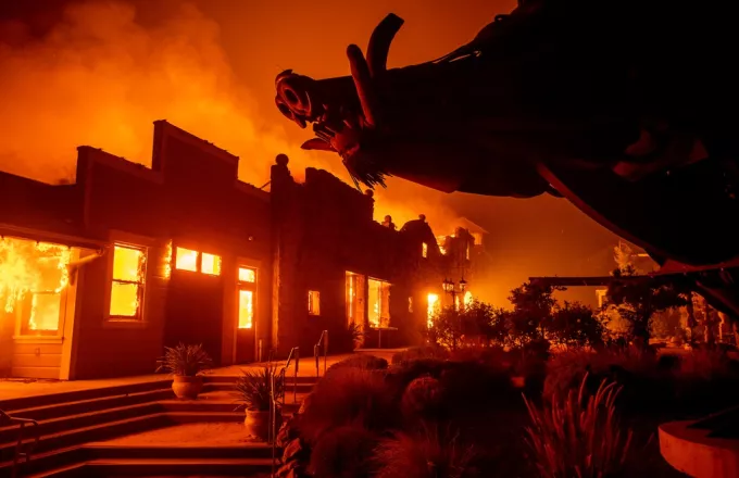 Καλιφόρνια: Εκτός ελέγχου η πυρκαγιά - 180.000 άνθρωποι εγκαταλείπουν τα σπίτια τους