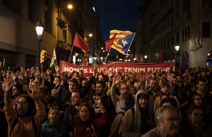 Εκατοντάδες χιλιάδες υπέρμαχοι της ανεξαρτησίας της Καταλονίας κατέκλυσαν το κέντρο της Βαρκελώνης
