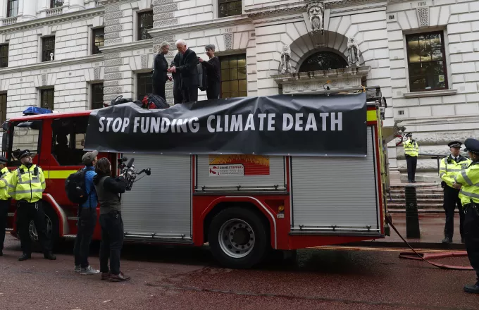 Ακτιβιστές «πλημμύρισαν» το Βρετανικό Υπουργείο Οικονομικών με ψεύτικο αίμα (pics)
