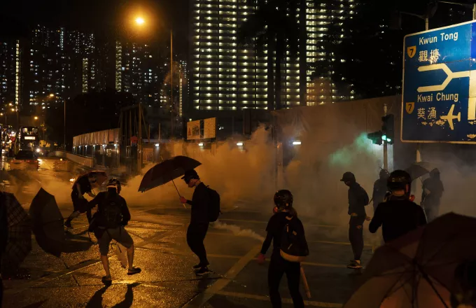 Χονγκ Κονγκ: Συνελήφθησαν ακτιβιστές με μάσκες που διαδήλωναν κατά της απαγόρευσης κάλυψης του προσώπου