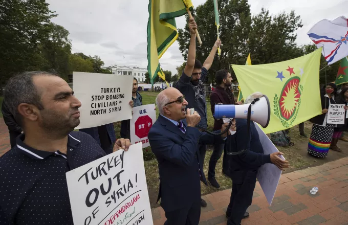 Ακτιβιστές διαδηλώνουν για τη Συρία έξω από τον Λευκό Οίκο