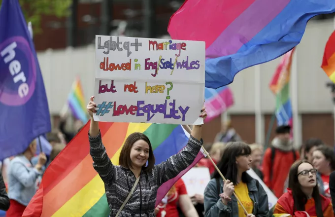 Βόρεια Ιρλανδία: Αλλαγή νομοθεσίας περί αμβλώσεων και γάμου ατόμων του ιδίου φύλου