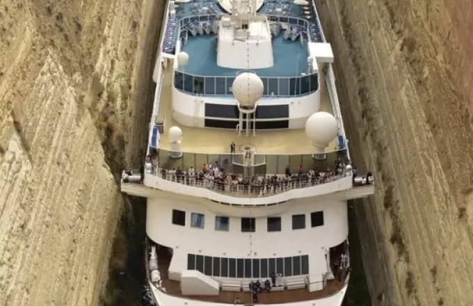 Εντυπωσιακές εικόνες: Κρουαζιερόπλοιο 200 μέτρων στην διώρυγα της Κορίνθου (video)