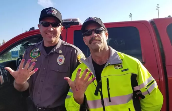 Πυροσβέστες αφήνουν τρομαγμένο κορίτσι να βάψει τα νύχια τους μετά από τροχαίο 