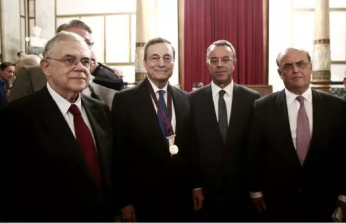 Η Ακαδημία Αθηνών τίμησε τον Μάριο Ντράγκι για τη συμβολή του στην αντιμετώπιση της κρίσης χρέους στην EE