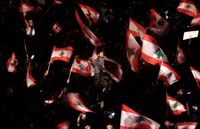 Από τις διαδηλώσεις στον Λίβανο, που είναι οι μαζικότερες των τελευταίων 15 ετών. 