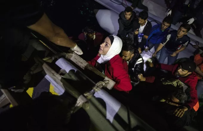 Δύο πλοία γερμανικών ΜΚΟ με σχεδόν 300 μετανάστες ψάχνουν λιμάνι 