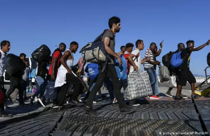 Άγκυρα κατά Μηταράκη: Η Ελλάδα ανέστειλε τις αιτήσεις ασύλου των μεταναστών 