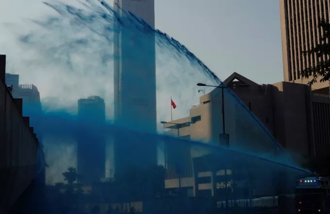Χονγκ Κονγκ: Συγγνώμη της αστυνομίας για τη μπλε μπογιά που έριξε σε τζαμί (pic)