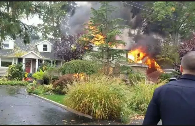Αεροπλάνο έπεσε πάνω σε σπίτι στο Νιού Τζέρσεϊ και τυλίχθηκε στις φλόγες (vid)