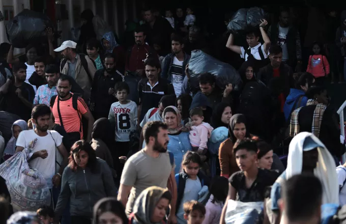 Σε ξενοδοχεία οι εκατοντάδες αιτούντες άσυλο που έφτασαν από Σάμο