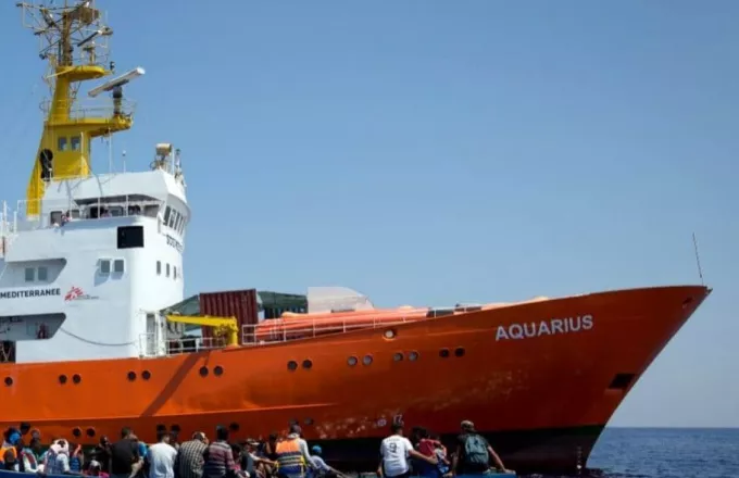 Ασφαλές λιμάνι αναζητά η οργάνωση SOS Mediterranee για να αποβιβάσει 104 μετανάστες 