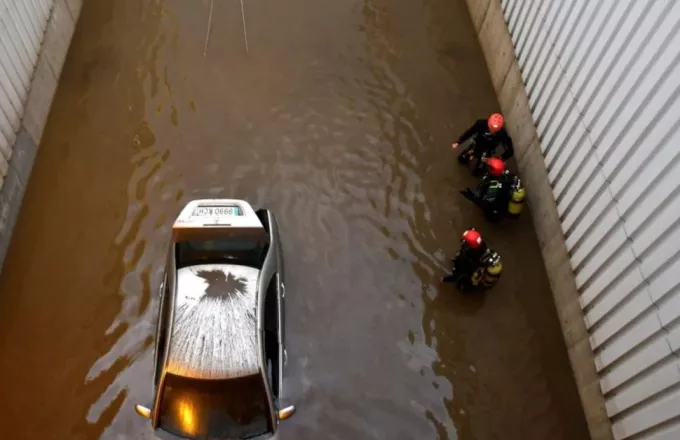 Ένας νεκρός και 4 αγνοούμενοι στις πλημμύρες που σαρώνουν την Ισπανία