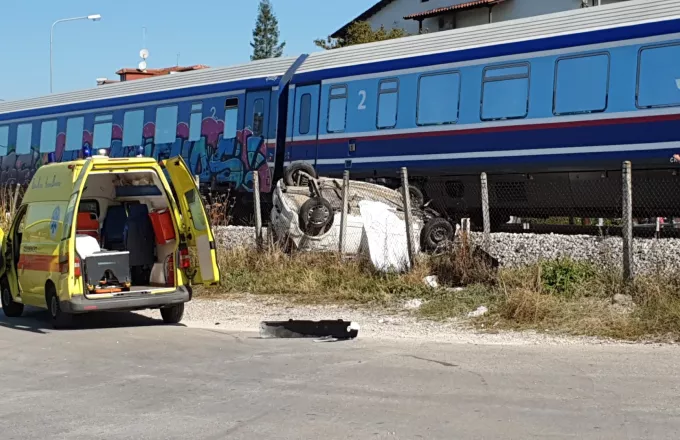 Τρίκαλα: Τρένο συγκρούστηκε με αυτοκίνητο – Mια νεκρή (video)
