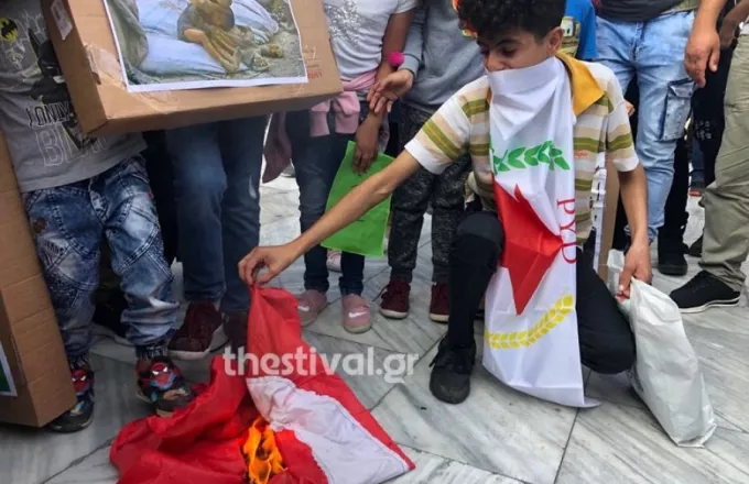 Κούρδοι έκαψαν τουρκική σημαία και φωτό του Ερντογάν σε Θεσσαλονίκη- Αθήνα (video)  