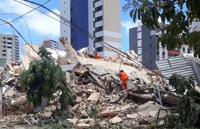 Βραζιλία: Κατέρρευσε επταόροφη πολυκατοικία - Τουλάχιστον ένας νεκρός