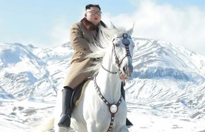 Ο Κιμ καβαλάρης:  Ανέβηκε στο όρος Παέκτου με λευκό άλογο
