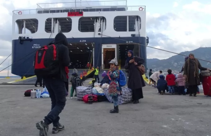 Χίλιοι αιτούντες άσυλο μετακινούνται από τα νησιά στην ενδοχώρα 