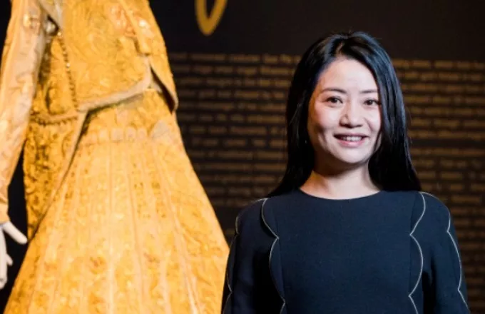 Κινέζα σχεδιάστρια μόδας φτιάχνει νυφικό από χρυσάφι