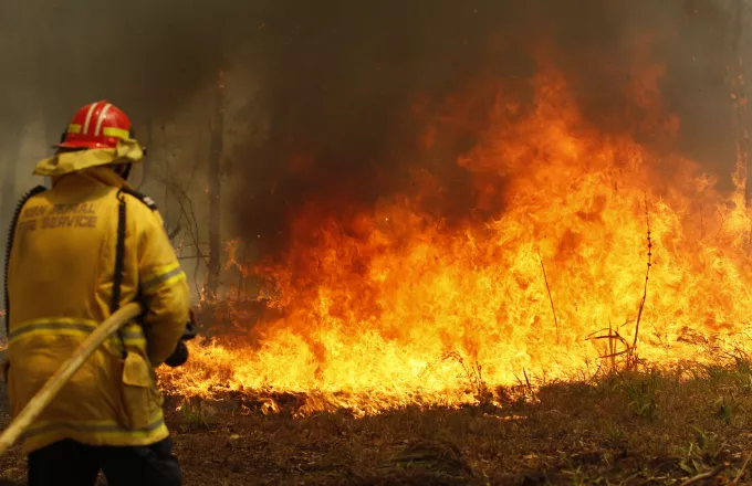 Αγώνα να ελέγξουν τις πυρκαγιές δίνουν οι πυροσβέστες στην Αυστραλία (pics)