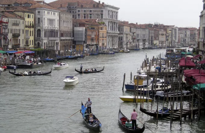 Βενετία: Γονδολιέριδες βουτούν στο κανάλι για να καθαρίσουν τον βυθό από τα απορρίμματα 