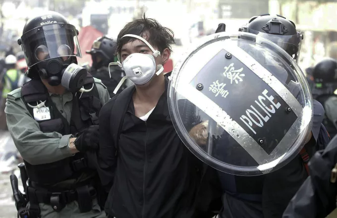 Χονγκ Κονγκ: Συνελήφθησαν διαδηλωτές την ώρα που προσπαθούσαν να φύγουν από το Πολυτεχνείο