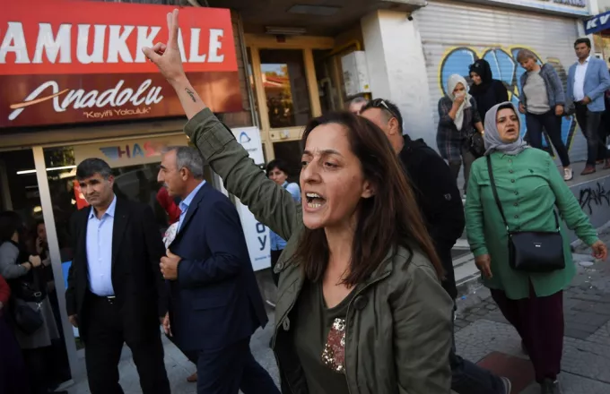 Η τουρκική αστυνομία διέλυσε με τη βία διαδήλωση κατά της βίας σε βάρος των γυναικών