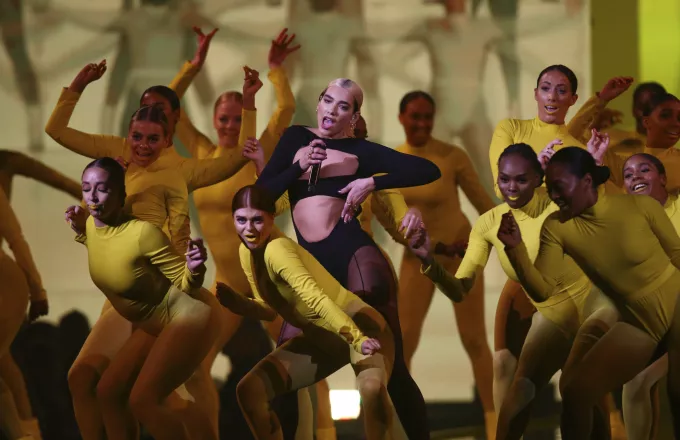 Η αισθησιακή εμφάνιση της Dua Lipa στα Βραβεία MTV EMA 2019 