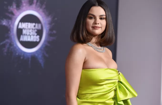 Εντυπωσιακή και αισθησιακή εμφάνιση για τη Selena Gomez στα AMAs 2019