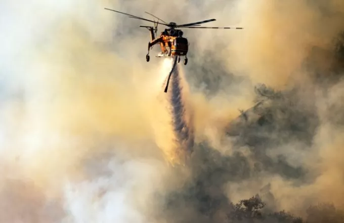 ΗΠΑ: Πυρκαγιά που κινείται με γοργούς ρυθμούς απειλεί σπίτια στη Σάντα Μπάρμπαρα της Καλιφόρνιας (Video)