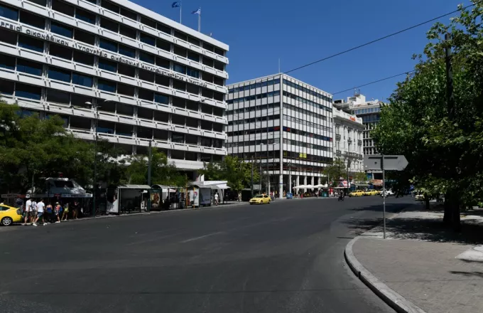 Κυκλοφοριακές ρυθμίσεις στο κέντρο της Αθήνας λόγω της κηδείας Σαρτζετάκη 