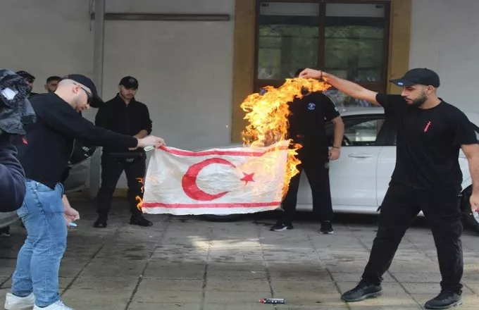 Άγκυρα: Κατηγορεί Κύπρο - Ελλάδα για το κάψιμο της σημαίας στα κατεχόμενα