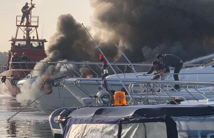Υπό έλεγχο η πυρκαγιά σε σκάφη στη μαρίνα Γλυφάδας (vid, pics)