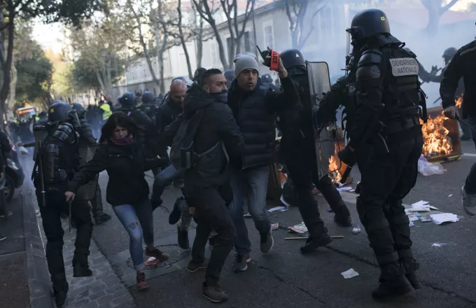 Κίτρινα γιλέκα: Συνεχίζεται η ένταση στο Παρίσι - 120 συλλήψεις (video)