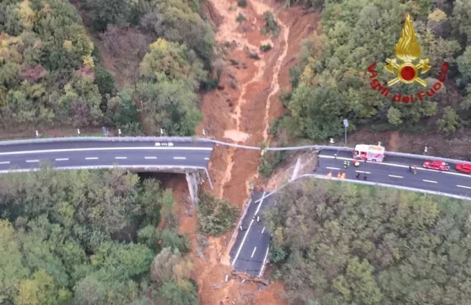 Ιταλία: Οδογέφυρα κατέρρευσε στην πόλη Σαβόνα λόγω της σφοδρής βροχόπτωσης (Βίντεο)