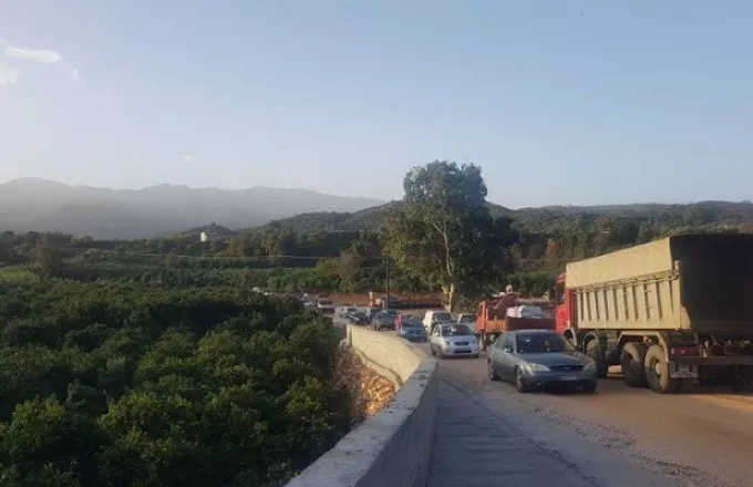 Κρήτη: Απίστευτο «μποτιλιάρισμα» σε γέφυρα στη μέση του πουθενά (φωτό)