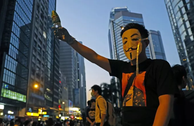 Χονγκ Κονγκ: Αστυνομικοί «άνοιξαν πυρ» κατά των διαδηλωτών (video)