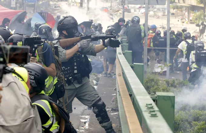 Χονγκ Κονγκ: Οξύνεται η κατάσταση με την αστυνομία να απειλεί με «πραγματικές σφαίρες»