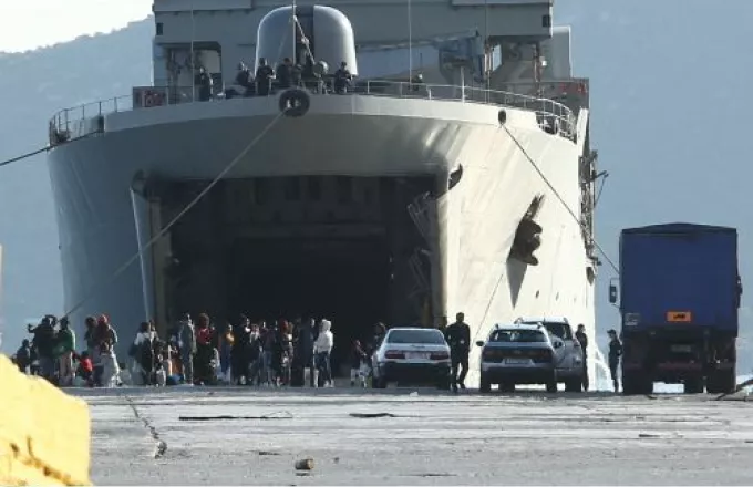 Ογδόντα πρόσφυγες και μετανάστες από Μυτιλήνη έφτασαν στον Πειραιά