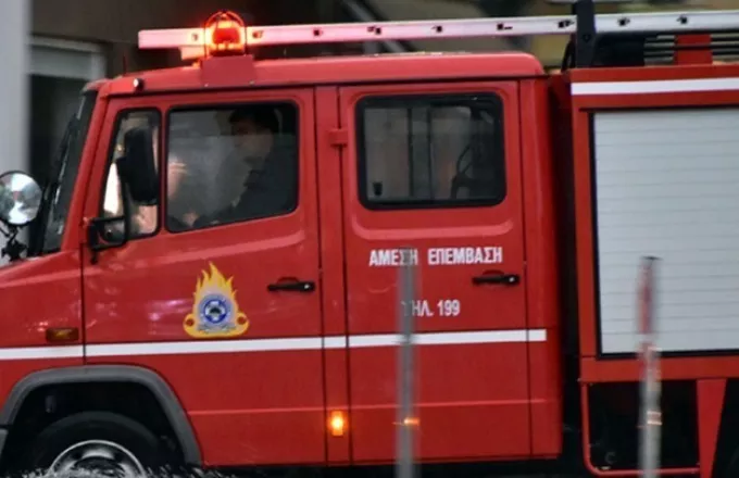 Υπό έλεγχο πυρκαγιά σε εγκαταλελειμμένο κτίριο στο κέντρο της Αθήνας
