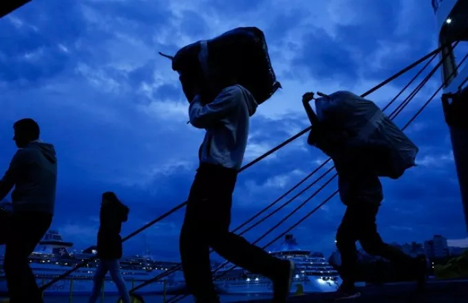 Τουλάχιστον 197 πρόσφυγες και μετανάστες μεταφέρθηκαν στο λιμάνι του Πειραιά
