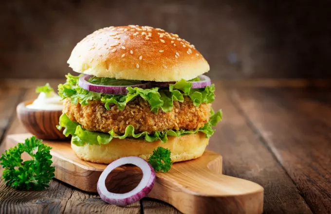ΗΠΑ: Βίγκαν μηνύει τα Burger King γιατί το μπέργκερ του ψήθηκε στο ίδιο γκριλ με το κρέας