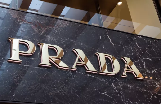 Τύλιγμα ανθοδέσμης με χαρτί Prada ως μέσο προώθησης της νέας καμπάνιας του οίκου
