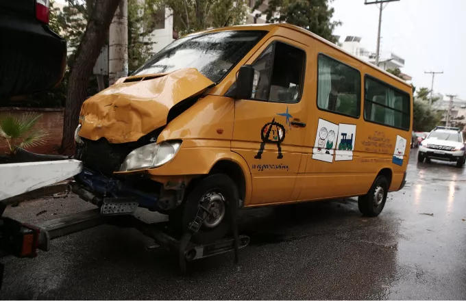 Βουλιαγμένη: Τροχαίο με σχολικό λεωφορείο με πέντε παιδιά τραυματίες