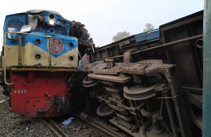 Μπανγκλαντές: Αιματηρή σύγκρουση τρένων με τουλάχιστον 14 νεκρούς