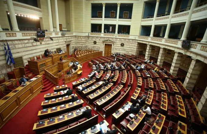 Αναθεώρηση Συντάγματος: Ανταλλαγή πυρών ΝΔ-ΣΥΡΙΖΑ περί ιδεοληψιών και οπισθοδρόμησης