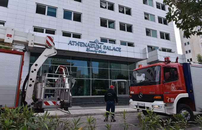 Το ενδεχόμενο εμπρησμού του ξενοδοχείου στη Συγγρού διερευνούν οι αρχές (vid)