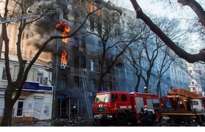 Ουκρανία: Δεκατέσσερις αγνοούμενοι από φωτιά σε κτίριο στην Οδησσό