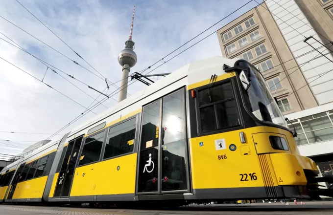 Γερμανία: Επιβάτες σταμάτησαν τραμ που έτρεχε ανεξέλεγκτο αφού λιποθύμησε ο μηχανοδηγός του