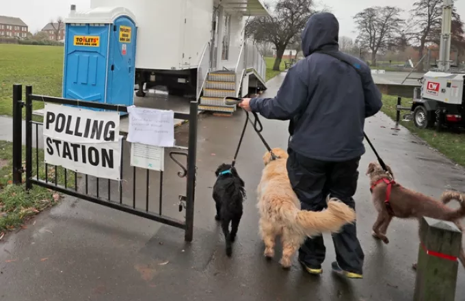 Βρετανία-εκλογές: Μαζική προσέλευση... σκύλων στα εκλογικά κέντρα